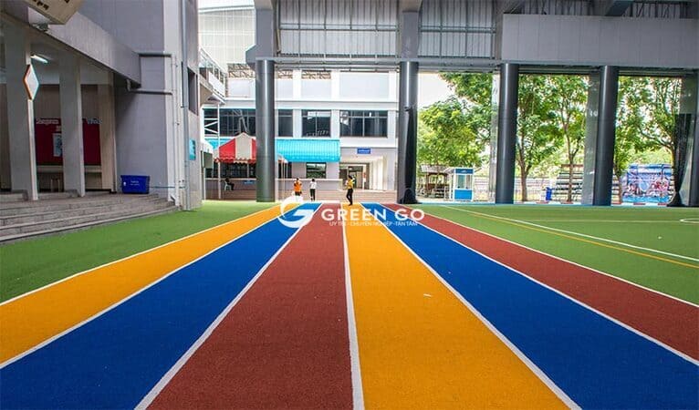 thi công cỏ nhân tạo màu sắc cho trường học
