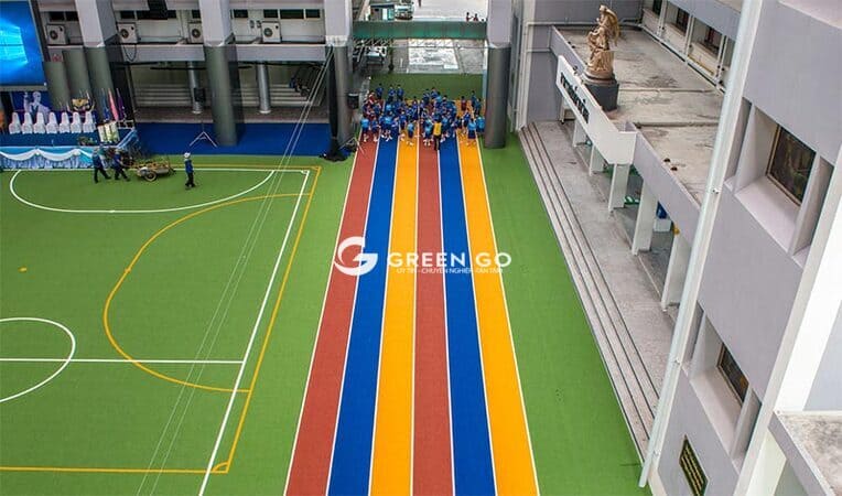 thi công cỏ nhân tạo màu sắc cho trường học